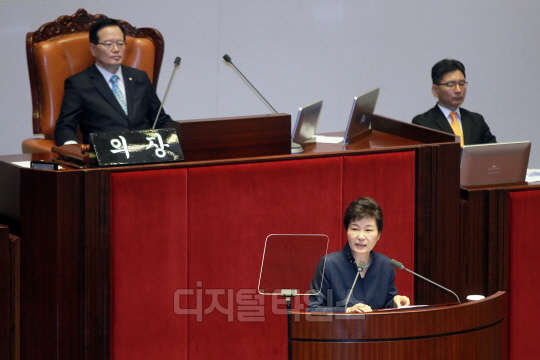 박근혜 대통령이 16일 오전 서울 여의도 국회 본회의장에서 국정에 관한 연설을 하고 있다.박 대통령은 “이제 기존의 방식으로는 북한 정권의 핵개발 의지를 꺾을 수 없고 북한의 핵 능력만 고도화시켜서 결국 한반도에 파국을 초래하게 될 것이라는 점이 명백해졌다”라며 더이상 퍼주기식 지원을 하는 일이 없을 것임을 밝혔다.  유동일기자eddieyou@